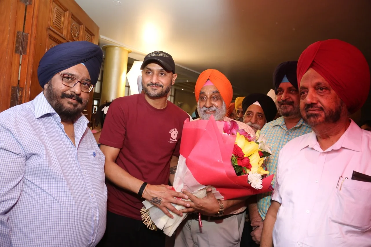 Harbhajan Singh presenting commemorative VIP kits at Ramgarhia Sabha Chandigarh conference hall