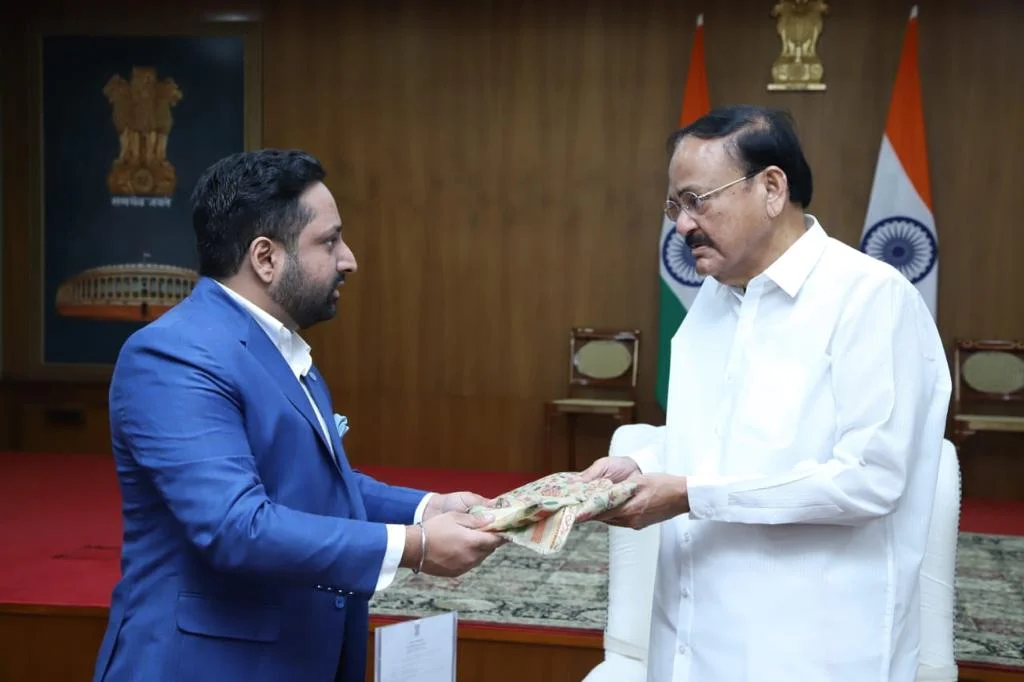 Sardar Manvinder Singh Ranauta presenting commemorative VIP kit to Vice President M. Venkaiah Naidu